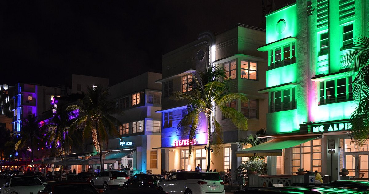 Ocean Drive, em Miami Beach, à noite: a inspiração real por trás de Vice City. Foto: Gzzz / Wikimedia Commons, CC BY-SA 4.0