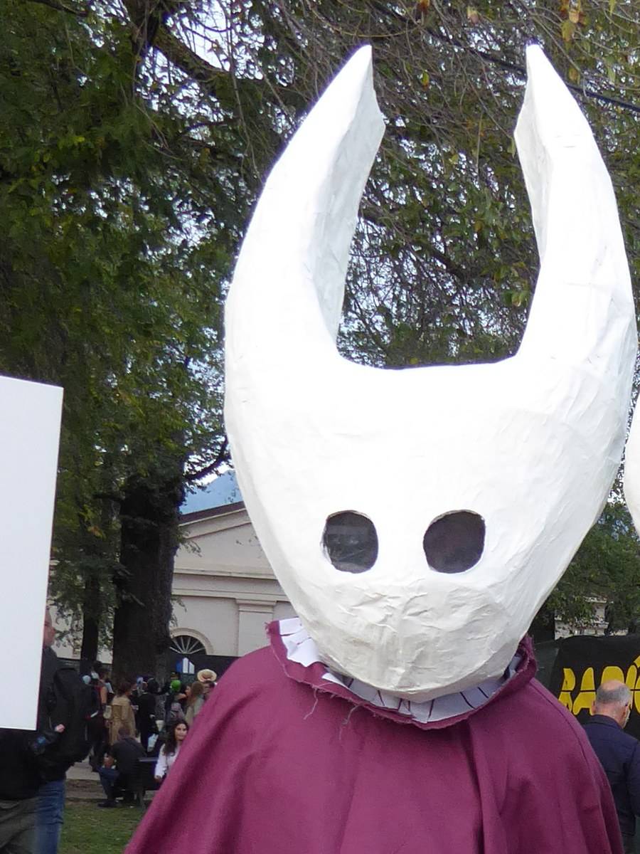 Cosplay de Hornet em Lucca Comics & Games 2019: o visual que a sequência herdou e virou protagonista (foto: Syrio, CC BY-SA 4.0, via Wikimedia Commons)
