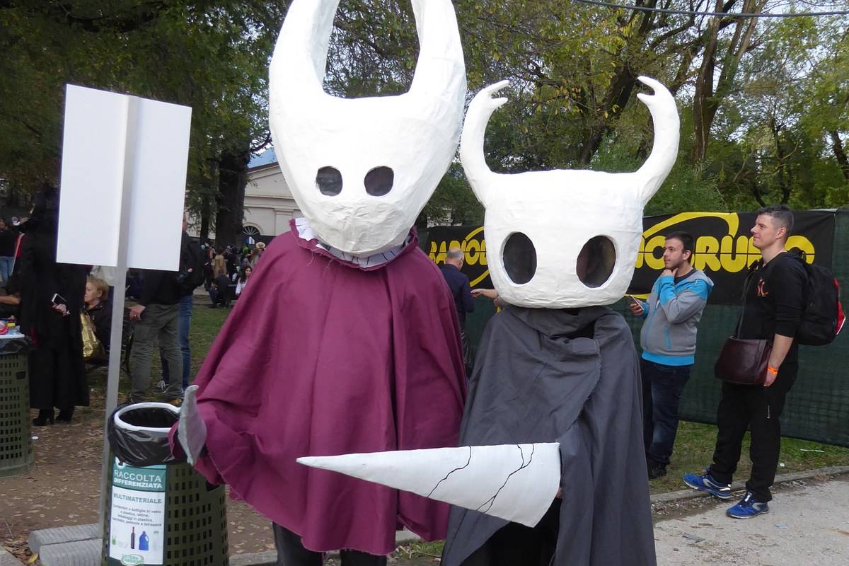 Dupla de cosplayers de Hollow Knight no Lucca Comics & Games 2019, com o Cavaleiro e Hornet lado a lado (foto: Syrio, CC BY-SA 4.0, via Wikimedia Commons)
