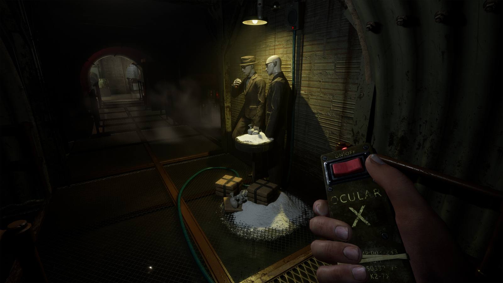 Reagente em fuga por corredor industrial de The Outlast Trials — Divulgação: Red Barrels